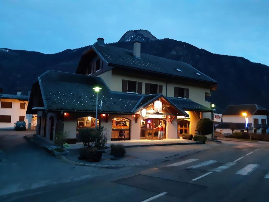 Le Grand Chatelard Hotel Bar Restaurant Sainte-Marie-de-Cuines Esterno foto